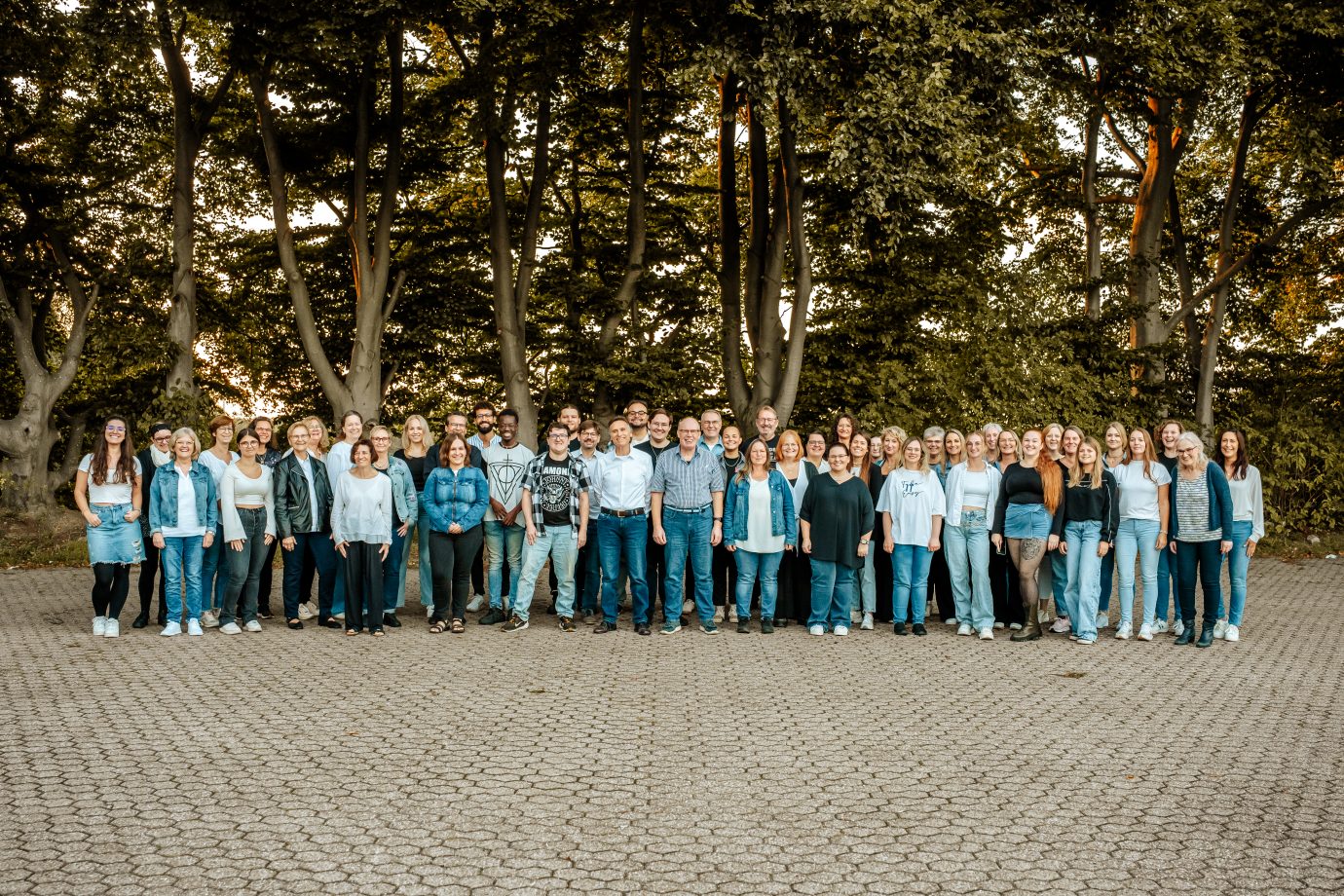 Erwachsenenchor der Friends of Music Oberaußem als Gruppe im Freien