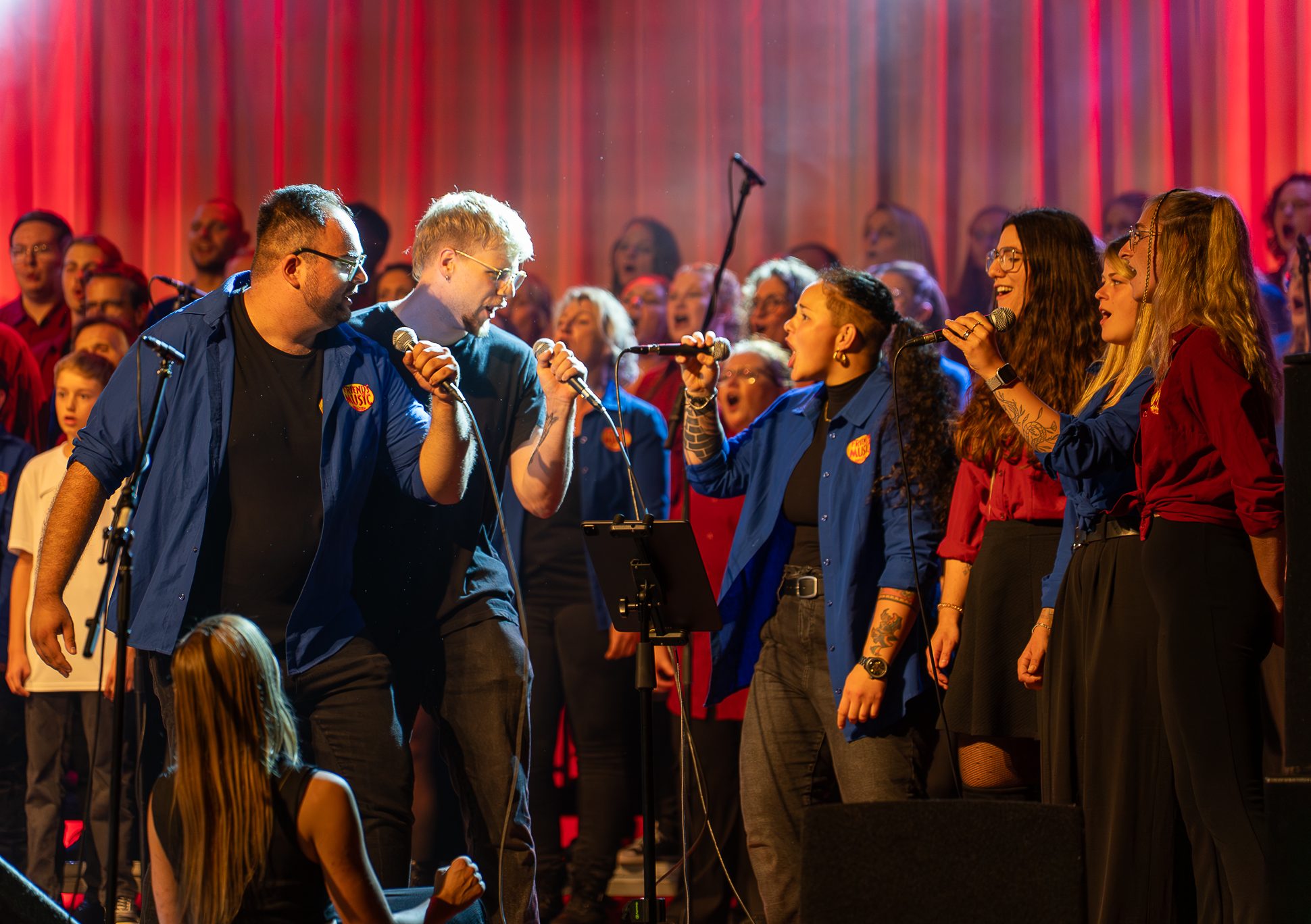 Jugendchor der Friends of Music Oberaußem bei einem Bühnenauftritt