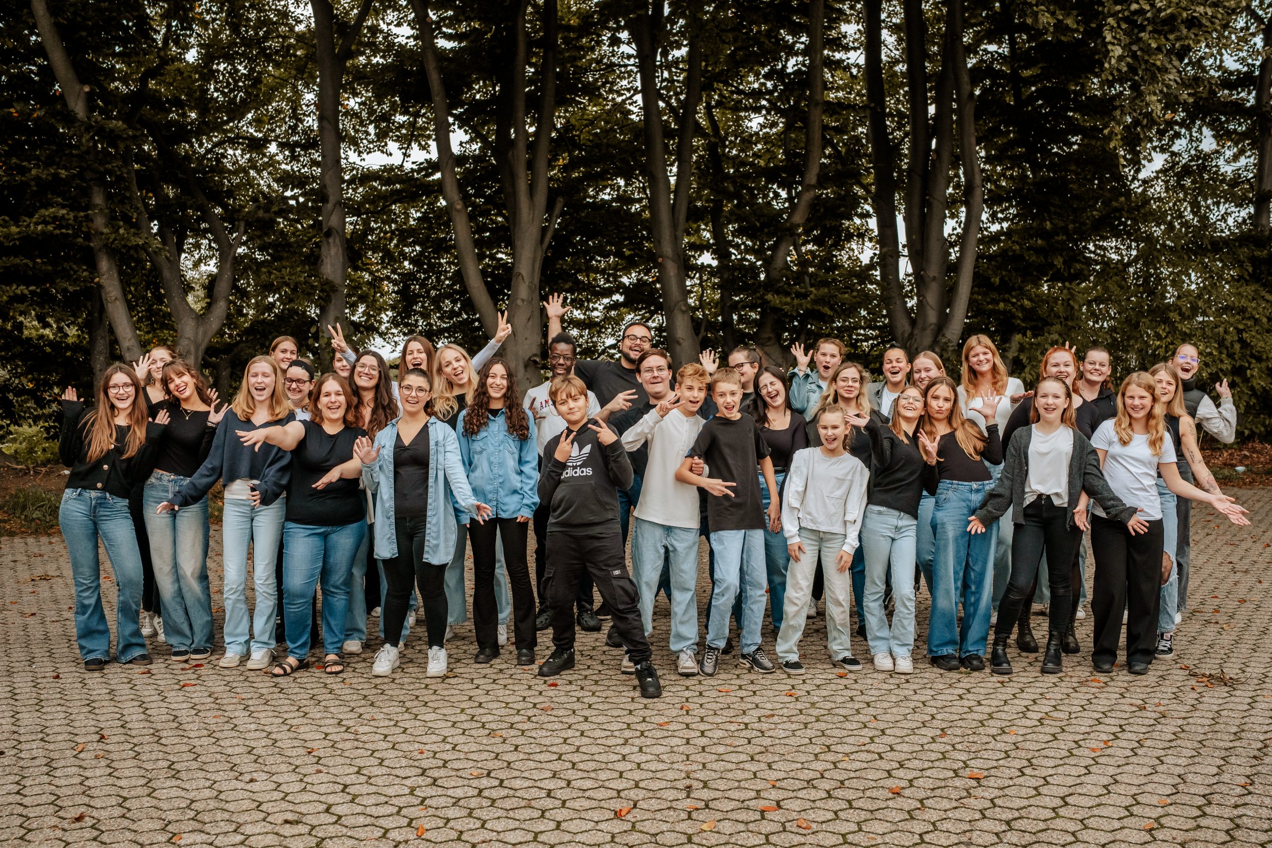 Jugendchor der Friends of Music Oberaußem als Gruppe in Freiem