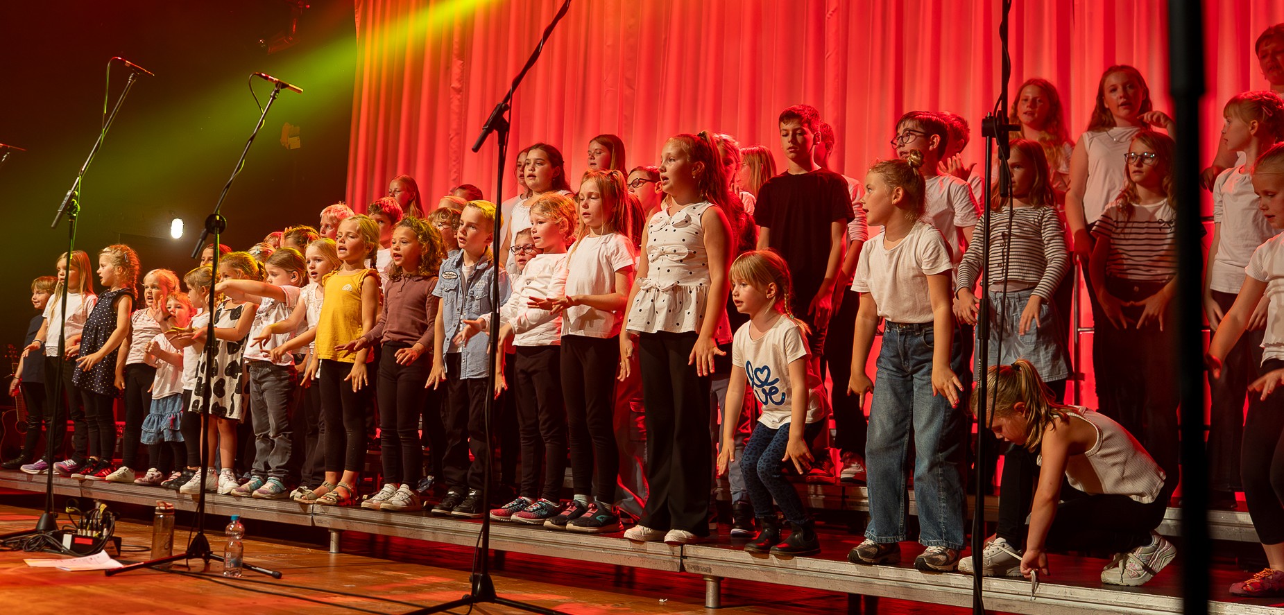 Kinderchor der Friends of Music Oberaußem beim Konzert auf der Bühne